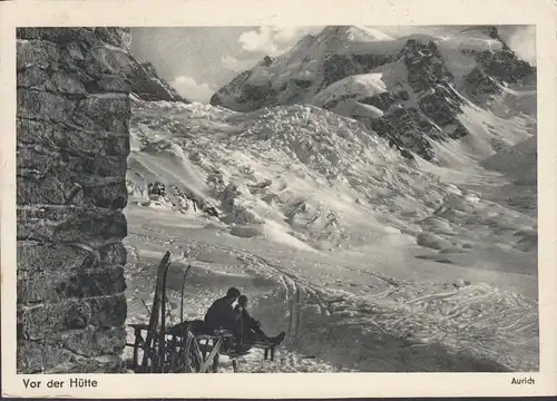 AK Vor der Hütte, Skifahrer im Schnee, Bergfreund 1953, ungelaufen