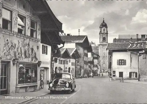 AK Mittenwald, Obermarkt avec église paroissiale, voitures, incurvée