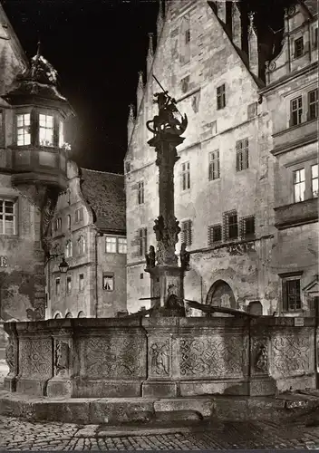 AK Rothenburg o.d. Tauber, St. Georgsbrunnen la nuit, incurvée