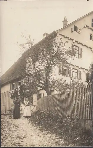 AK Zwei Frauen vor Gebäude, Foto AK, ungelaufen