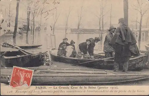 CPA Paris, Rescapés d'Ivery, amenés par des sauveteurs à l'embarcadère de la porte de la Gare, circulé 1910