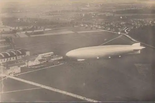 AK Zeppelin LZ 126, ZR 3, Nach seiner Landung in Friedrichshafen, Foto-AK, Prof. Maerker aus dem Donier Flugboot aufgenommen, ungelaufen