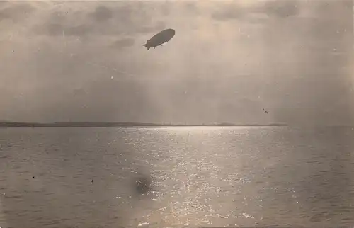 AK Friedrichshafen, Zeppelin LZ 126, ZR 3, Au-dessus du lac de Constance, Photo-AK, Hans Ell, incurvée