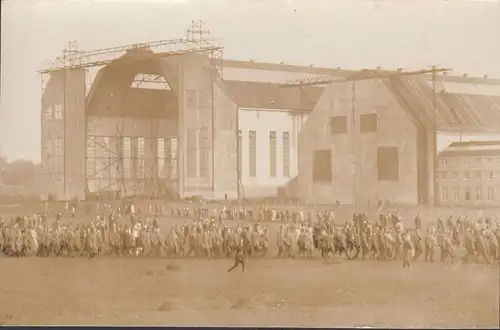 AK Friedrichshafen, Zeppelinhalle, Schaulustige, ungelaufen