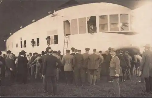 AK Friedrichshafen, Zeppelin LZ 126, ZR 3, Am Boden, Kanzel, Schaulustige, Foto-AK, Hans Ell, ungelaufen