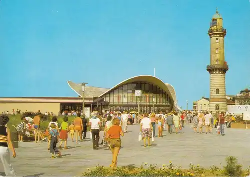 AK Rostock-Warnemünde, Leuchtturm, Gaststätte Teepott, Besucher, ungelaufen