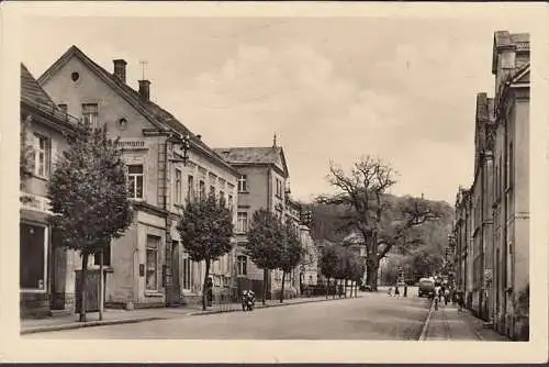 AK Berga, Bahnhofstraße mit 1000 jähriger Eiche, Motorrad, gelaufen 1962