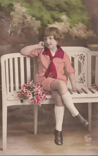 AK Félicitations pour les anniversaires, enfant avec des fleurs sur banque, couru 1930