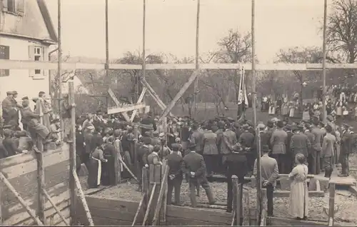 AK villageois sur un chantier, porte-drapeau, photo-aK, incurable