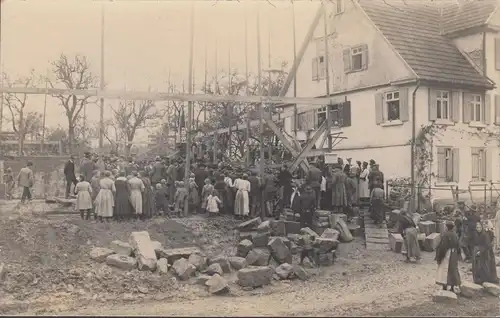 AK Dorfbewohner auf einer Baustelle, Bauleitung Gustav Hohnecker, Foto-AK, ungelaufen