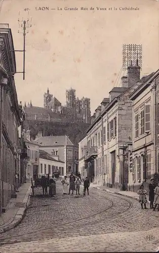 CPA Laon, La Grande Rue de Vaux et la Cathédrale, poste non envoyée