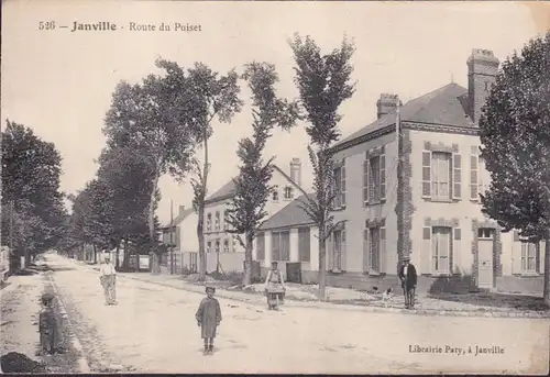 CPA Janville, Route du Puiset, incurvée