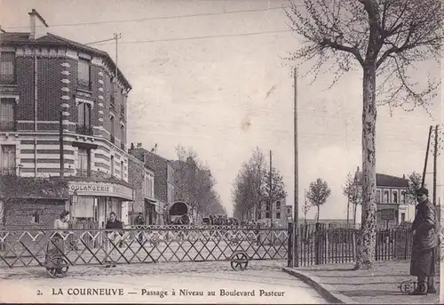 CPA La Courneuve, Passage à Niveau Boulevard Pasteur, Boulangerie, Patesserie en 1908