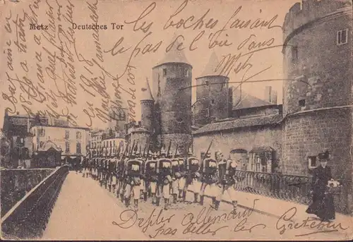 CPA Metz, Porte allemande, Soldats marchants, non-fuyés-date 1918