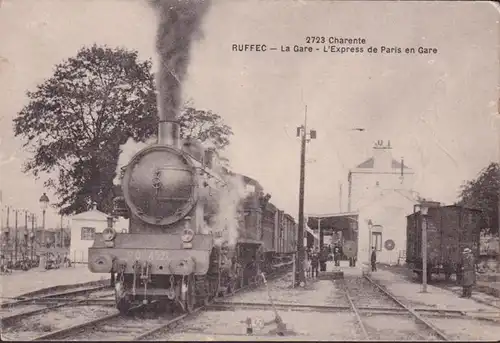 CPA Ruffec, La Gare, L Express de Paris en Garé, non roulé