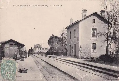 CPA St. Jean de Sauves, La Gare, ungelaufen