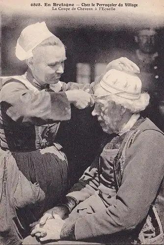 CPA En Bretagne, La Coupe de Cheveux a l Ecuelle, gelaufen 1915