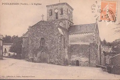 CPA Pouzauges, L Eglise, circule