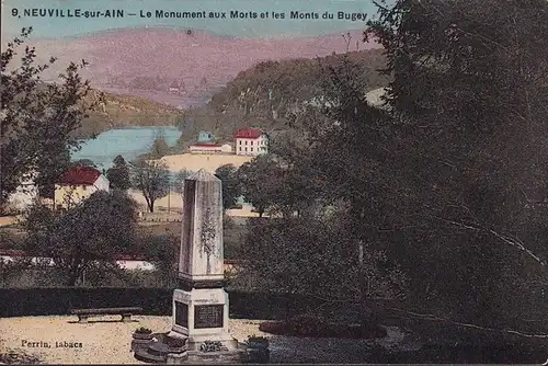 CPA Neuville sur Ain, Le Monument aux Morts et les Monts du Burgey, non circule
