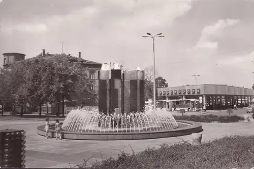 AK Gera, Am Busbahnhof, Brunnen, gelaufen