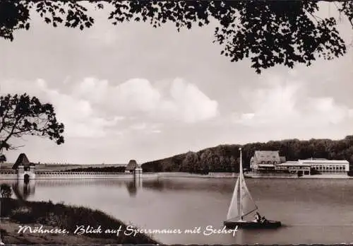 AK Möhnesee, Blick aud Sperrmauer mit Seehof, Segelboot, gelaufen 1964