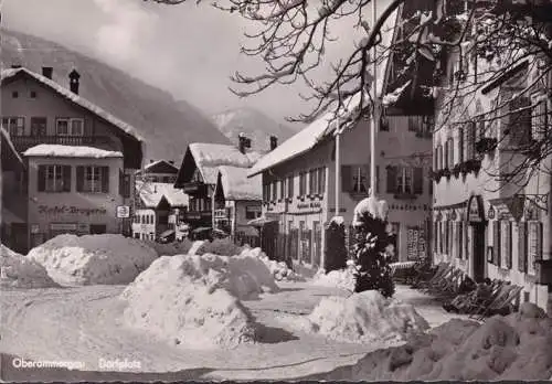 AK Oberammergau, Kofel Drogerie, Dorfplatz im Winter, ungelaufen