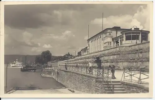 Neuwied, gebr. sw-Foto AK m. Gasthaus Deichkrone u. Personen. #2278
