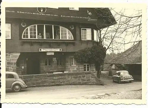 Gasthof Adrionshof, Loßburg Ödenwald, sw-Foto v. 1954 m. Oldtimer u. Personen. 