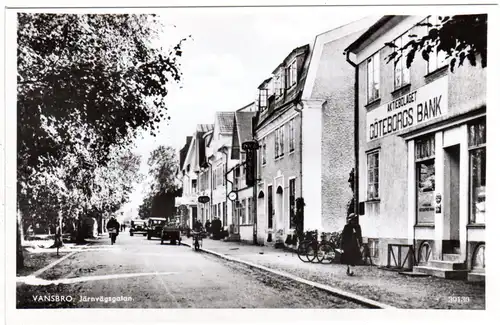 Schweden, Vansbro Järnvägsgatan m. Bank u. Personen, ungebr. sw-AK 