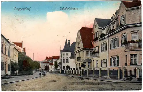Deggendorf, Bahnhofstr. m. Gebäuden u. Personen, 1912 gebr. Farb-AK
