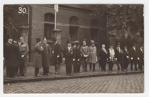 Düsseldorf 1930, sw Foto AK m. Schützen Verein u. Würdenträgern