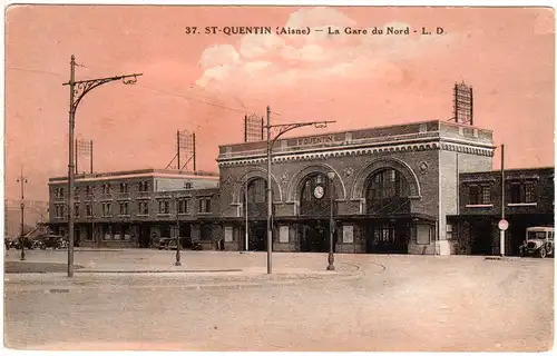 Frankreich, St. Quentin (Aisne), Bahnhof m. Hotel u. Oldtimern, ungebr. Farb-AK
