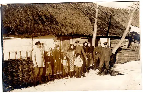 Russland Ukraine, Niesuchoize b. Kowel, Haus m. Soldaten u. Familie, sw-AK 1917