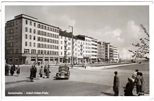 Gotenhafen, Adolf-Hitler-Platz m. Personen u. Oldtimer, 1941 gebr. Danzig sw-AK