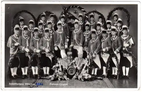 München, Schäfflertanz Fahnen-Gruppe, 1956 gebr. sw-AK