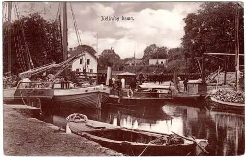 Schweden, Nettraby hamn, Hafenszene m. Booten u. Personen, unger. sw-AK