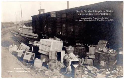 Berlin, Revolution 1919, ausgeraubte Pakete Bahnhof Frankfurter Allee, ungebr AK