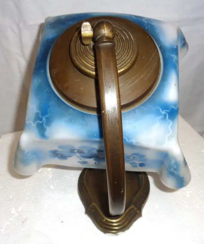 Antike Wandlampe mit Glasschirm und Spritzdekor