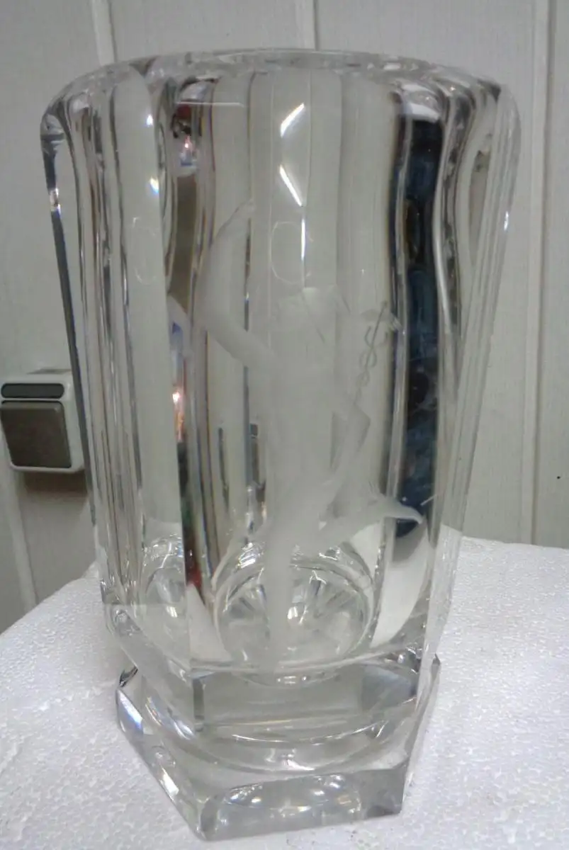 Schwere Vase von Kosta (Boda), 6 eckig mit dem Götterboten Hermes 0