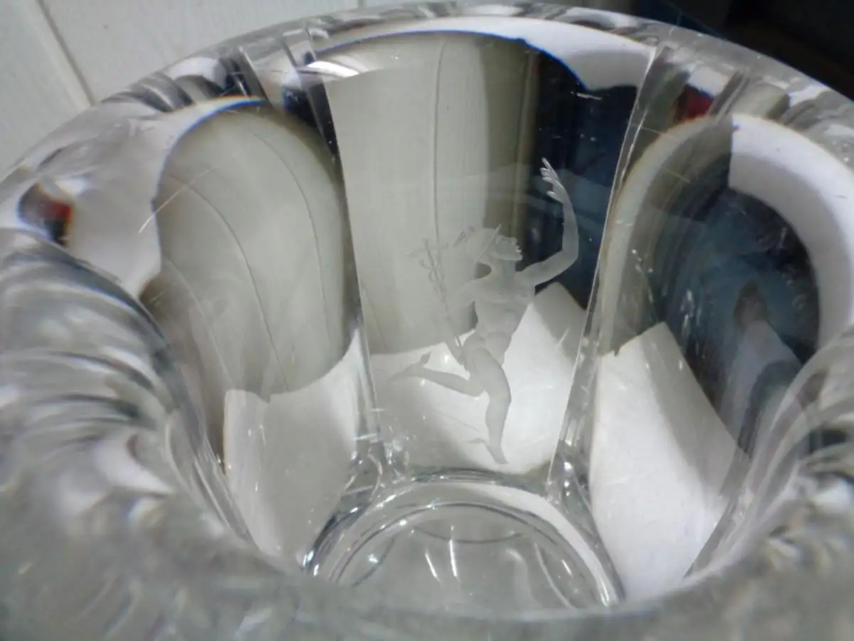 Schwere Vase von Kosta (Boda), 6 eckig mit dem Götterboten Hermes 1