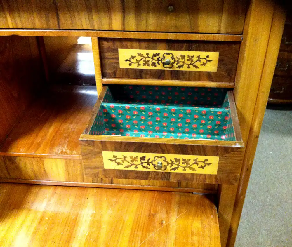 Eleganter Sekretär des Spätbiedermeier. 3