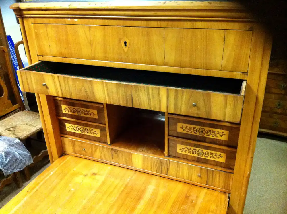 Eleganter Sekretär des Spätbiedermeier. 4