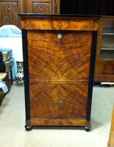 Eleganter kleiner Biedermeier-Sekretär mit schönen Furnierbild.