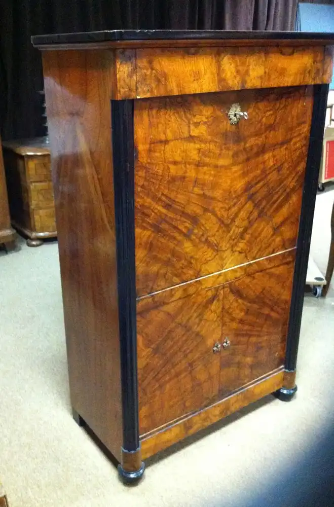 Eleganter kleiner Biedermeier-Sekretär mit schönen Furnierbild. 1