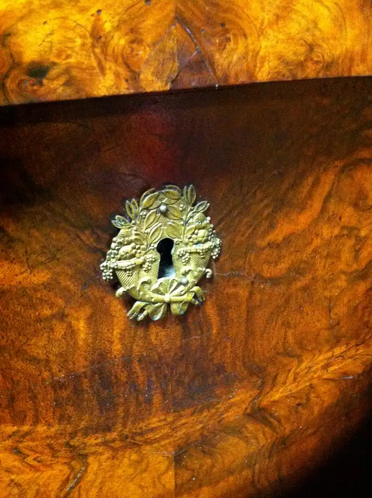 Eleganter kleiner Biedermeier-Sekretär mit schönen Furnierbild. 2