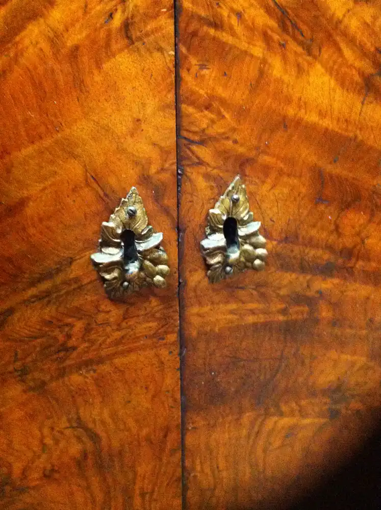 Eleganter kleiner Biedermeier-Sekretär mit schönen Furnierbild. 3