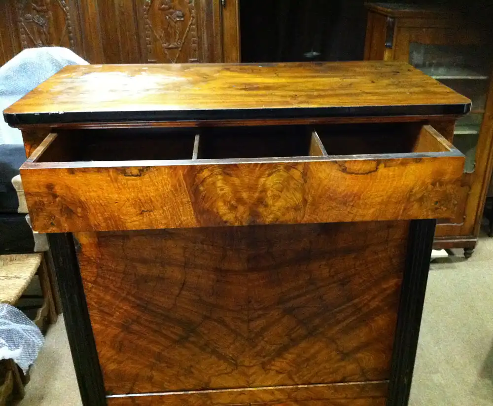 Eleganter kleiner Biedermeier-Sekretär mit schönen Furnierbild. 4