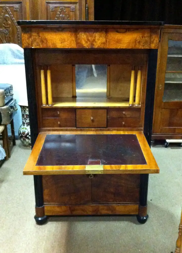 Eleganter kleiner Biedermeier-Sekretär mit schönen Furnierbild. 5