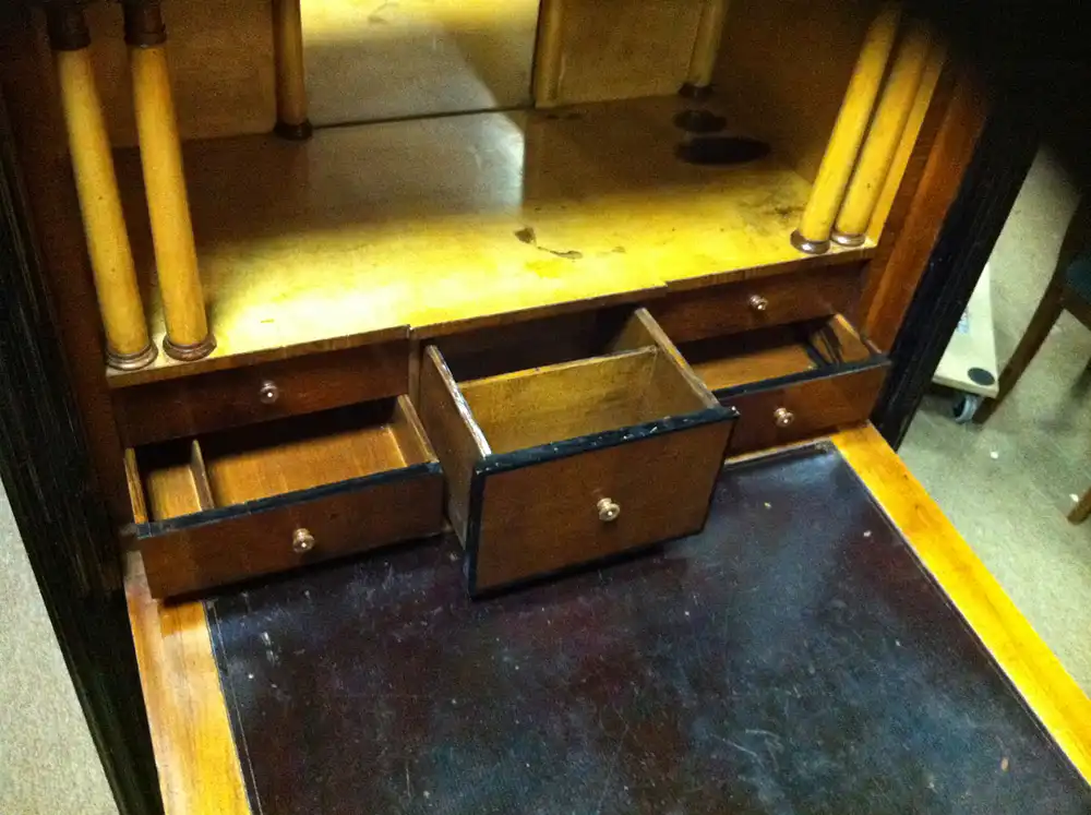 Eleganter kleiner Biedermeier-Sekretär mit schönen Furnierbild. 6