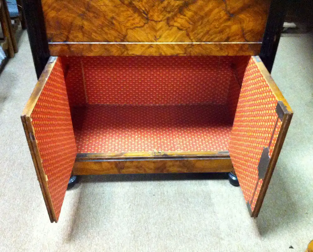 Eleganter kleiner Biedermeier-Sekretär mit schönen Furnierbild. 7